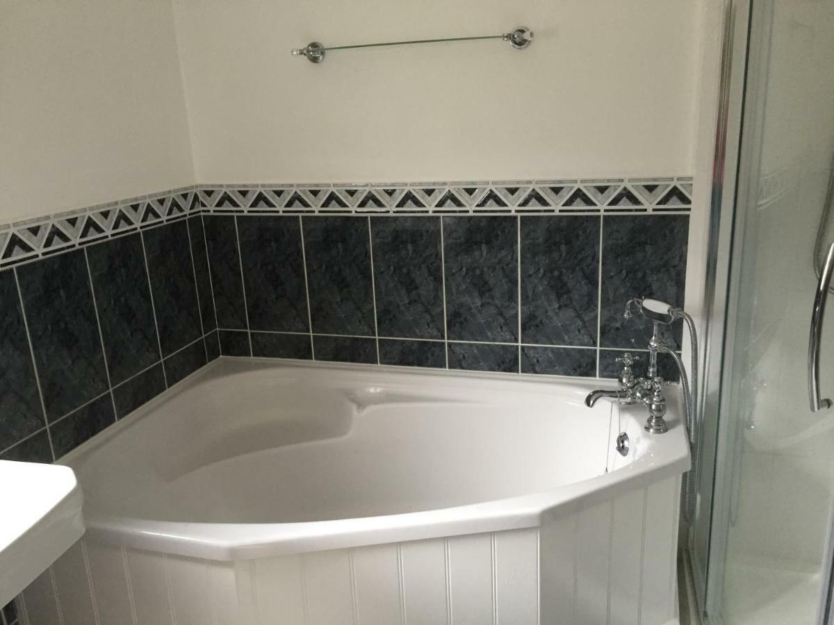 Stapehill Lodge B&B Hampreston Экстерьер фото
